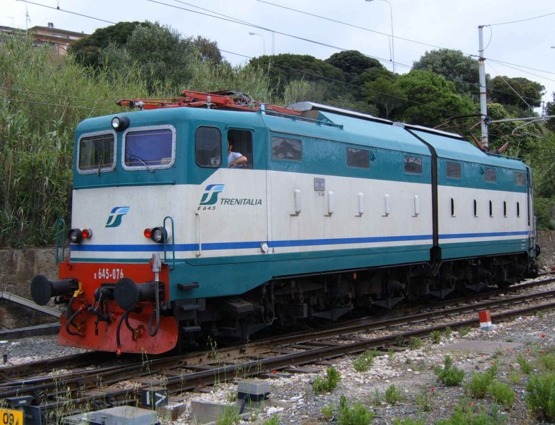 Eine E 645 rangiert im Bahnhof San Vincenzo im Juni 2005
