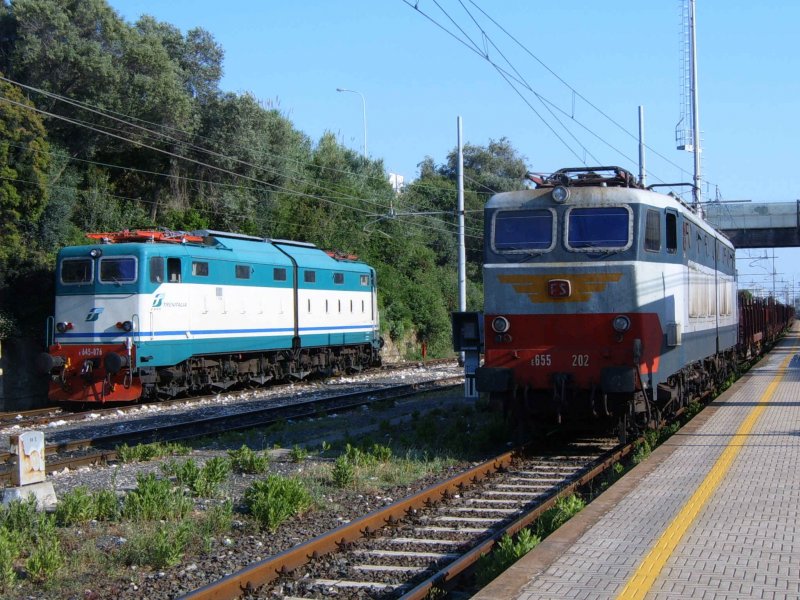 Eine E 645 (rechts), die einen Gesteinszug abholen soll und eine E 655, die einen Gterzug durch San Vincenzo zieht treffen sich im Bahnhof. (San Vincenzo, Mai 2005)