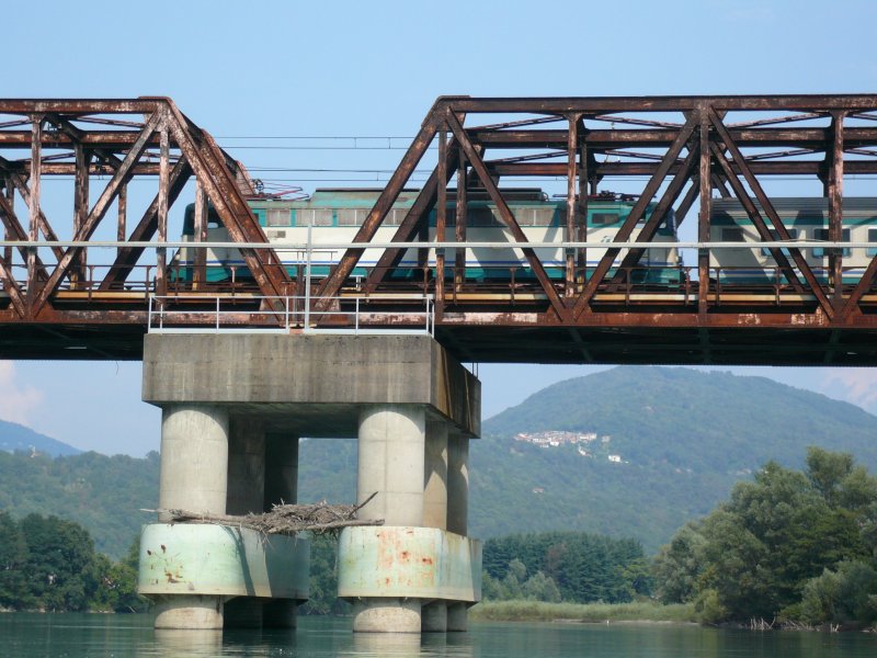 Eine E 646 fhrt am 14.8.2007 mit einem Regionalzug ber die Toce Brcke bei Verbania-Pallanza