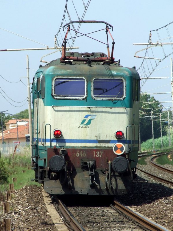 Eine E 646 schiebt einen Regionalzug aus dem Bahnhof San Vincenzo in Richtung Livorno am 26.05.2009