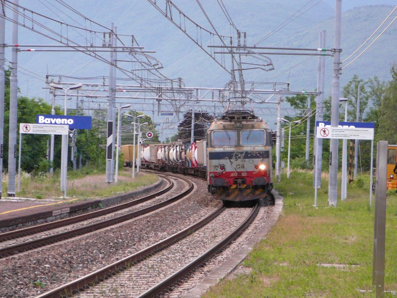 Eine E 652-162 passiert mit einem schweren Gterzug am Abend des 29.5.2007 den kleinen Bahnhof von Baveno am Laggo Maggiore. 