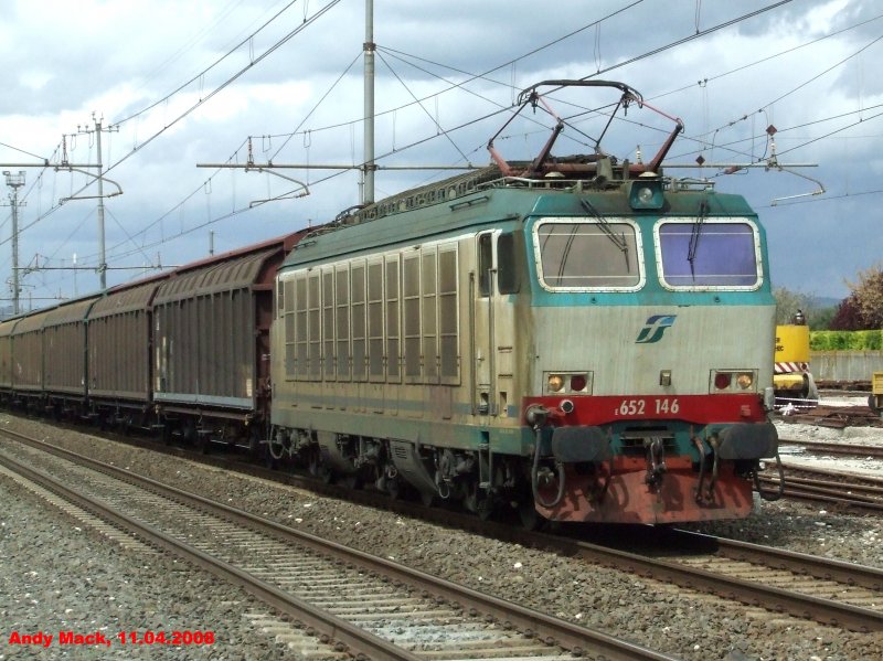 Eine E 652 zieht einen Gterzug durch Civita Castellana am 11.04.2008