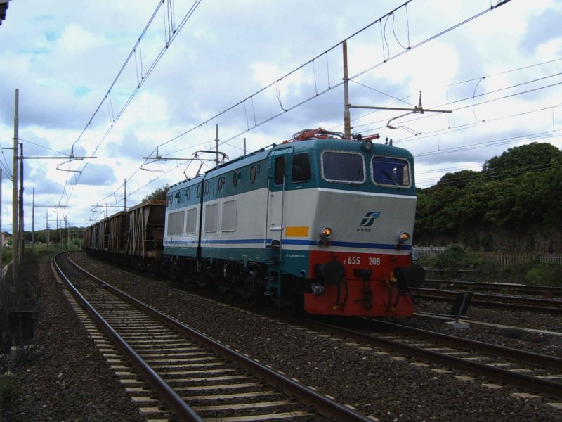 Eine E 655 durchfhrt San Vincenzo mit einem Gterzug Richtung Rom (Juni 2005)