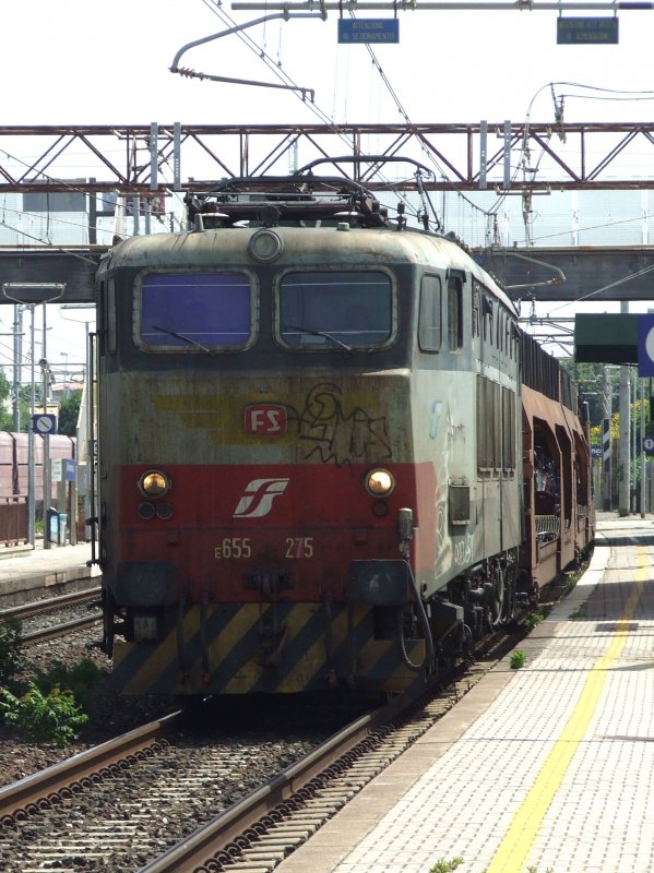 Eine E 655 mit noch alter Lackierung durchfhrt am 26.05.2009 den Bahnhof San Vincenzo in Richtung Livorno mit einem Gterzug voller Fiat und Alfa Romeo.