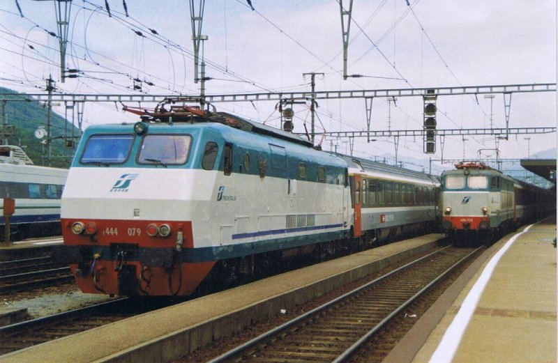 Eine E 656 und die E 444 079 stehen mit EC'S nach Milano in chiasso im Sommer 2003.Hinweis:Gescanntes Foto.