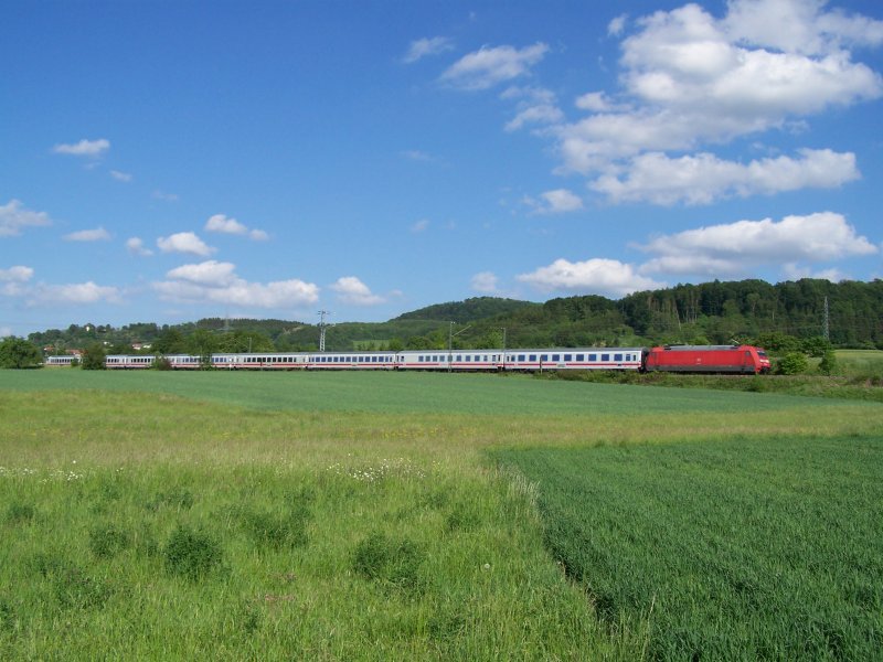 Eine E-Lok der Baureihe 101 fuhr im Jahr 2007 mit einem InterCity IC von Karlsruhe Hbf nach Nrnberg Hbf. Hier zwischen Aalen und Goldshfe. Der nchste Halt des Zuges ist Ellwangen.
