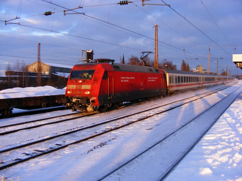 Eine E-Lok der DB-Baureihe 101 mit Intercity-Wagen auf dem Weg von Dortmund nach Duisburg bei der Fahrt durch Bochum-Ehrenfeld am 05. Januar 2009.
