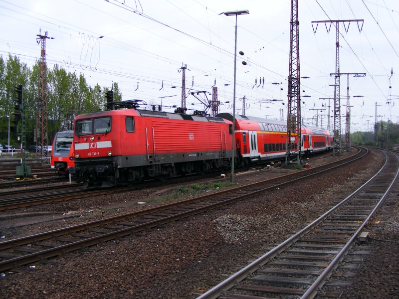 Eine E-Lok der DB-Baureihe 112 mit einem Doppelstockwendezug bei der Einfahrt in den Essener Hauptbahnhof als Regionalexpress nach Dsseldorf am 22. April 2008.