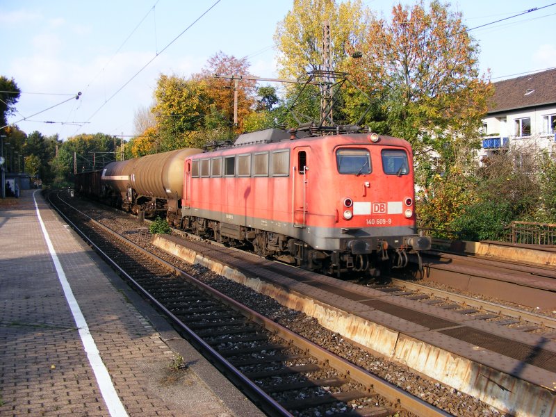 Eine E-Lok der DB-Baureihe 140 bei der Fahrt durch Bochum-Hamme am 14. Oktober 2008.