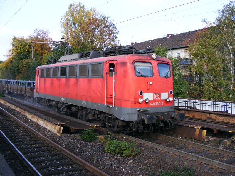 Eine E-Lok der DB-Baureihe 140 bei der Fahrt durch Bochum-Hamme am 14. Oktober 2008.