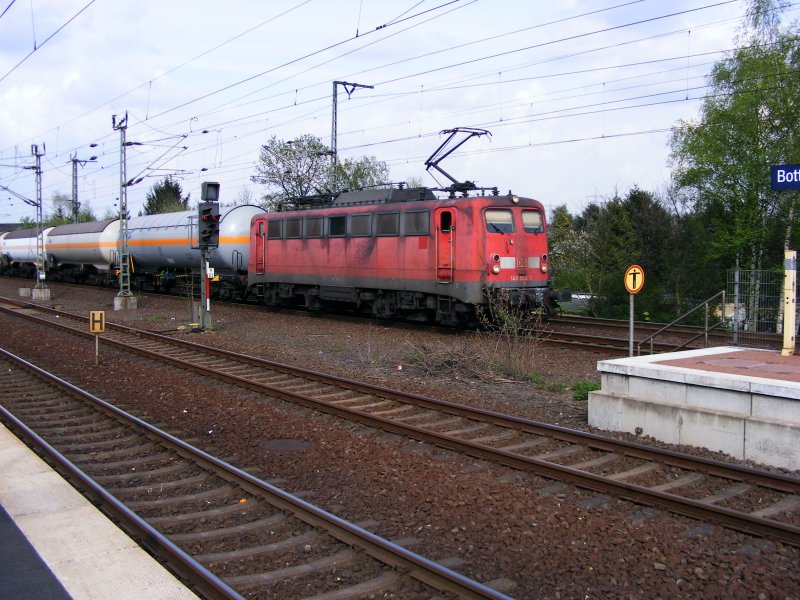 Eine E-Lok der DB-Baureihe 140 durchfhrt mit einem Kesselwagenzug den Bahnhof Bottrop - 25. April 2008.