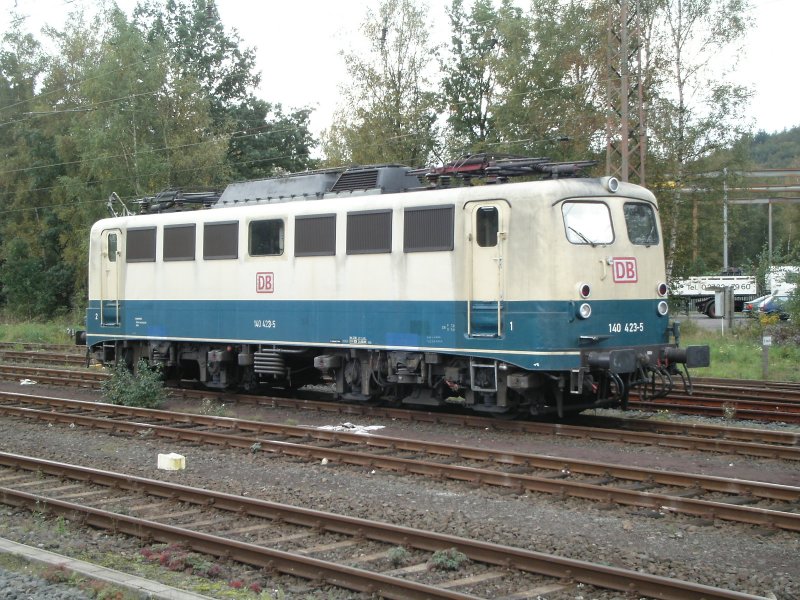Eine E-Lok der DB-Baureihe 140 in der Umgebung von Siegen am 07.10.2004.