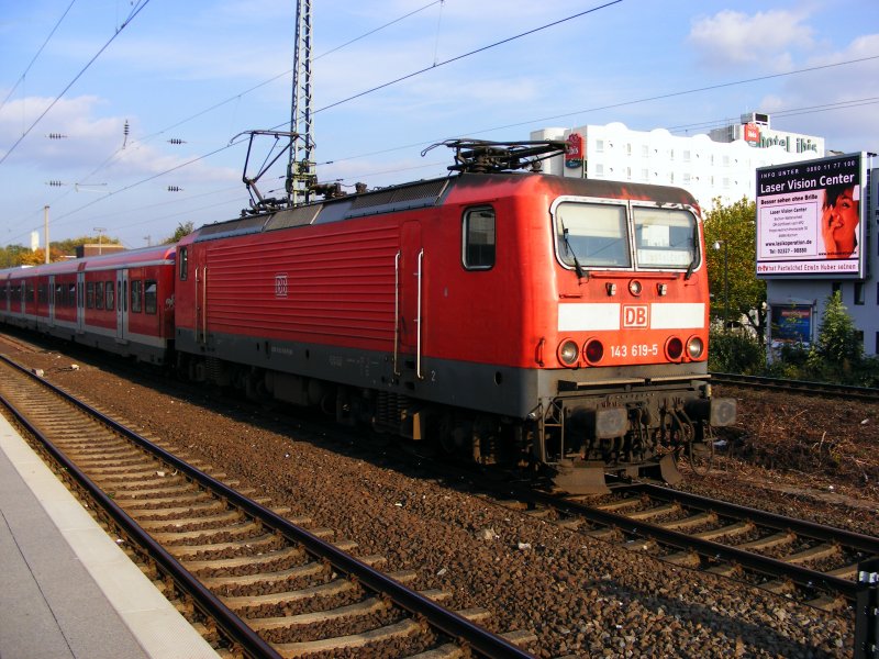 Eine E-Lok der DB-Baureihe 143 mit einem S-Bahnwendezug im Bochumer Hbf als Linie S1 nach Dsseldorf am 14. Oktober 2008.