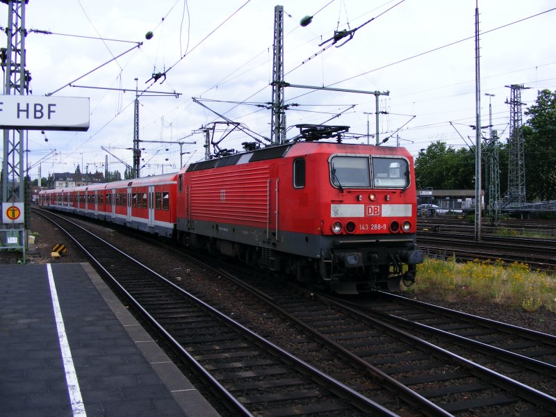 Eine E-Lok der DB-Baureihe 143 mit einem S-Bahnwendezug bei der Einfahrt in den Dsseldorfer Hbf als Linie S6 nach Kln-Nippes am 20. Juni 2008.