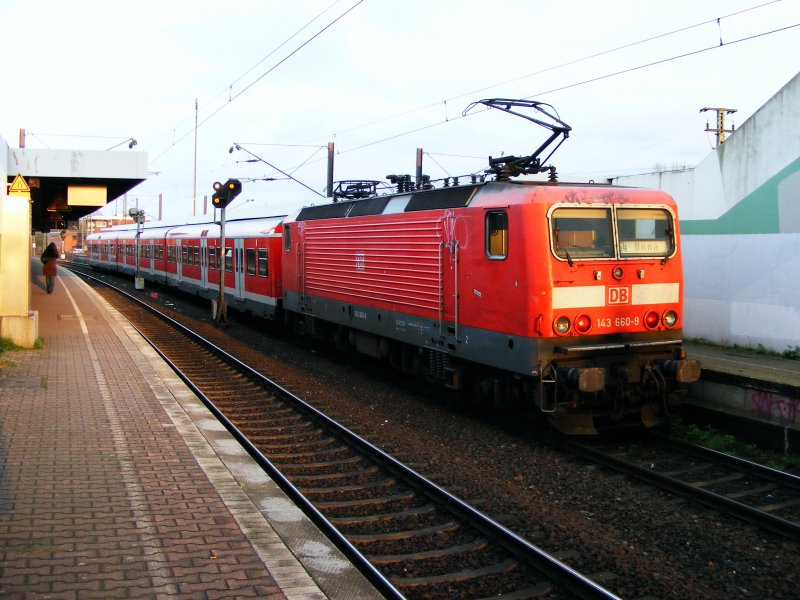 Eine E-Lok der DB-Baureihe 143 mit einem S-Bahnwendezug im Bahnhof Dortmund-Dorstfeld als Linie S4 nach Unna - 3. April 2008.
