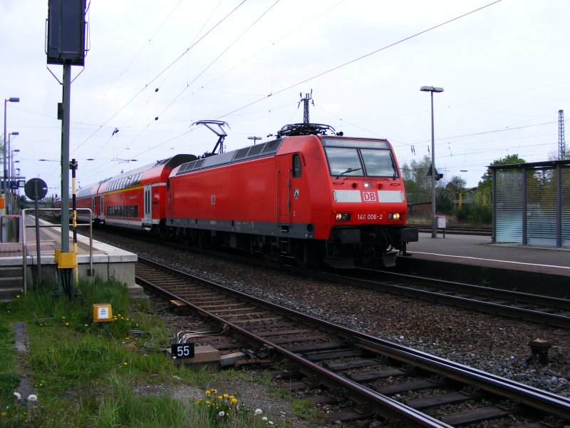 Eine E-Lok der DB-Baureihe 146 mit einem Doppelstockwendezug im Bahnhof Haltern (am See) als RE 2 nach Mnchengladbach am 25. April 2008.