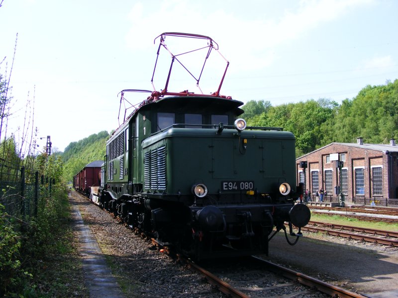 Eine E-Lok der DR-Baureihe E94 im Eisenbahnmuseum Bochum-Dalhausen am 19. April 2009.