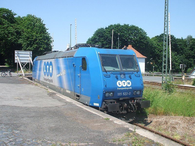 Eine E-Lok ohne Fahrdart: 185 522 (LTH bzw. OHE) steht am 8.6.2008 abgebgelt in Stadtoldendorf