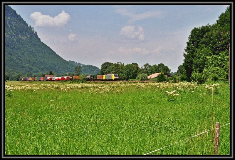 Eine E189 bringt einen der zahlreichen KLV-Zge von Lokomotion von Mnchen ber die Brennerbahn zum Grenzbahnhof Brenner/Brennero. Aufgenommen im Sommer 2005 bei Niederaudorf im Inntal.