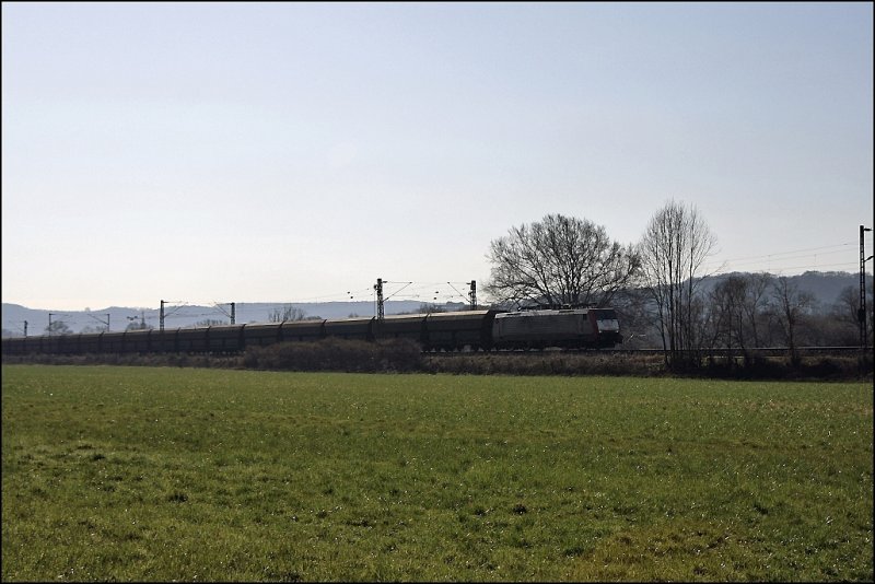 Eine E189 von VEOLIA Cargo schleppt einen leeren Kohlezug durch das Ruhrtal in Richtung Witten. (20.03.2009)
