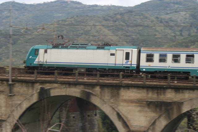 Eine E464 schiebt den Regionalexpress von Salerno nach Sapri ber die Punta Rosa bei Corticella. Am Anfang waren die Maschinen mit einer Fhrerstandseite fr mich etwas gewhnungsbedrftig und ich wollte die Wendezugeinheiten in der Kategorie Triebzge einsortieren; 09.12.2007