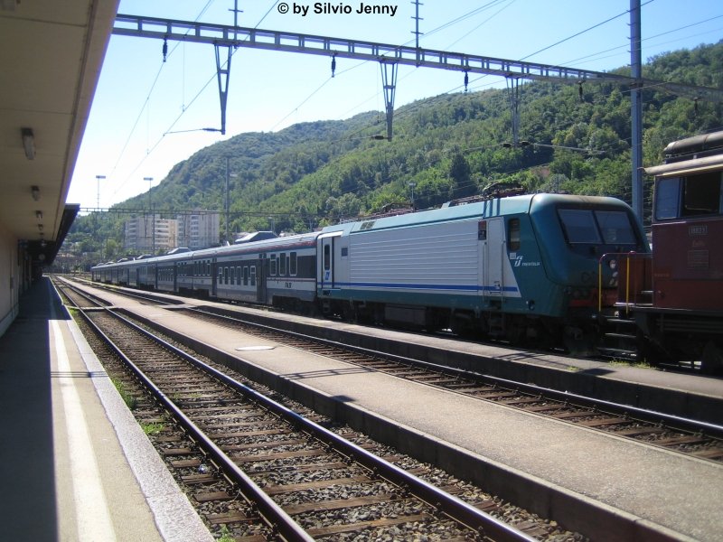Eine E464 steht am 3.8.07 mit einem Pendelzug in Chiasso. Unter den Schweizer Stromteil wurde sie mit einer Em 3/3 gezogen.