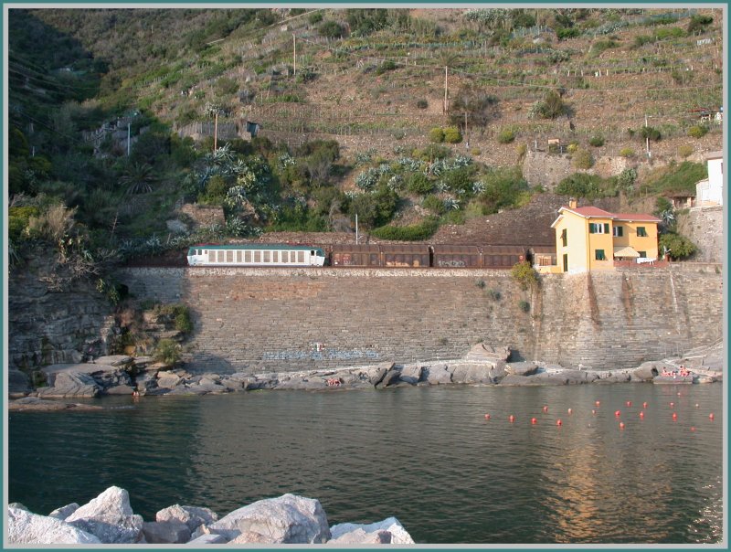 Eine E633 fhrt einen Gterzug am Hafen von Vernazza vorbei Richtung Genova. Nur das nordwrts fhrende Geleise liegt hier ausserhalb des Tunnels. (27.04.2007)