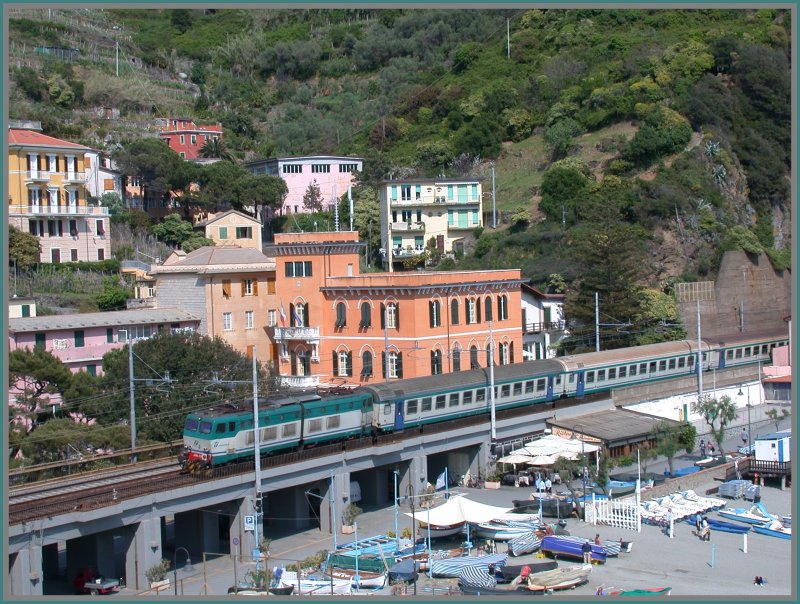 Eine E646 fhrt mit ihrem IR aus La Spezia kommend, durch die Ortschaft Monterosso (Cinque Terre) (27.04.2007)