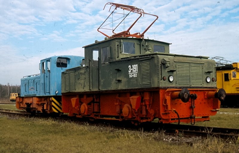 Eine ehem. Tagebaulok und eine DR V100-Variante auf dem Vereinsgelnde in Oranienbaum (Grfenhainichen). 