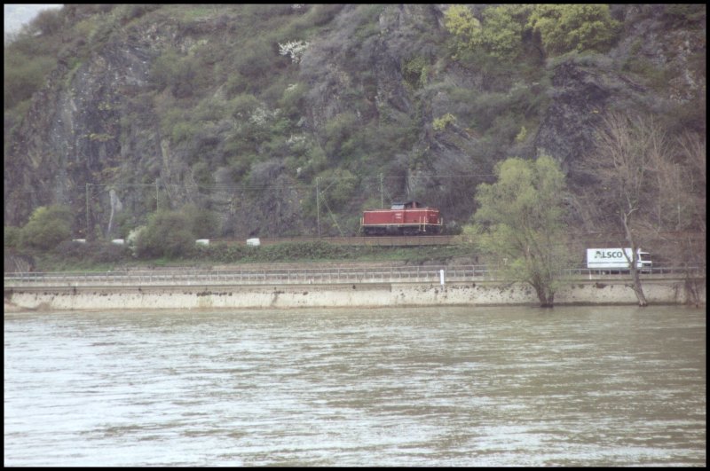 Eine ehemalige DB-V100 fhrt als Lokzug richtung Koblenz.
Aufgenommen im April 2006.