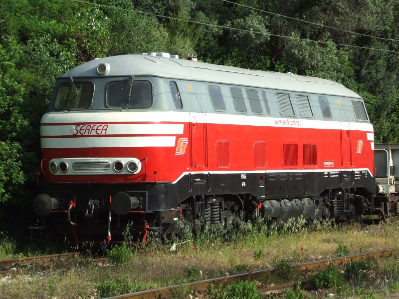 Eine ehemalige deutsche Lollo (BR 216), nun im Dienste der italienischen SERFER, abgestellt im Bahnhof San Vincenzo am 22.05.2009.