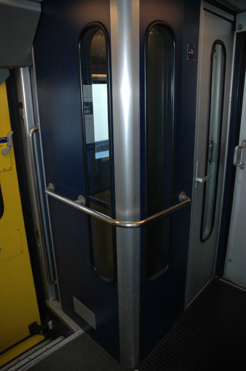 Eine ehemalige Telefonkabine in einem 1.Klass-EW IV eingereiht in dem IR 2939 nach Luzern. Aufgenommen am 19.10.07 im HB.