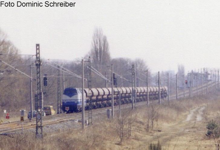 Eine ehemalige V180 mit einem Schotterzug zwischen Seegefeld/Herlitzwerke und Falkensee!! Als die DB die Strecke Berlin ? Hamburg ausgebaut hat fr 230 Km/h
brauchten sie Schotter!!
