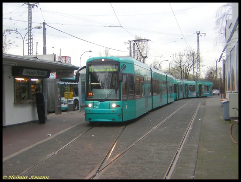 Eine eher seltene betriebliche Situation war am 09.03.2007 an der Endhaltestelle H�chst/Zuckschwerdtstra�e der Linie 11 zu beobachten: Versp�tungsbedingt standen bereits zwei Z�ge an der Endhaltestelle, als der 10. Zug mit dem R-Triebwagen im Bildhintergrund nach dem 9. Zug mit dem S-Triebwagen 225 im Bildvordergrund ankam. Anstatt auf das zweite Gleis zu fahren, hielt der Fahrer des R-Triebwagens auf dem gleichen Gleis wie die vor ihm stehenden Z�ge und mu�te deshalb die T�ren auf der linken Seite �ffnen, da der Bahnsteig nicht bis zu der Halteposition reicht, wo der Wagen stand.