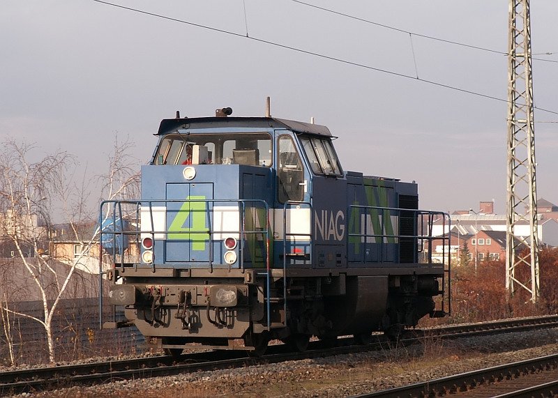 Eine einzelne NIAG Lokomotive durcheilt den Moerser Bahnhof in Richtung Rheinhausen. Das Foto stammt vom 28.11.07