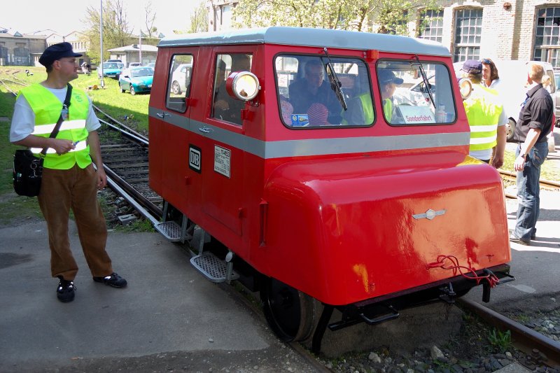 Eine einzigartige Draisinen-Sammlung beherbergt der Bahnpark Augsburg neben den grten deutschen Dampfloks auch noch: Bis zu 70 km/h schnell sind diese sogenannten  Schienenflhe . Im Bahnpark sind verschiedene Bauarten fr verschiedene Zwecke ausgestellt bzw. fahrbereit, welche dann an Festivitten zu Fahrten ber das Gelnde bereitstehen und auch gern genutzt werden.