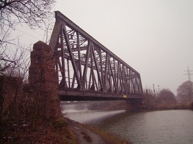 Eine Eisenbahnbrcke ber ein Zweigkanal bei Letter,dahinter steht noch eine andere.Fotografiert am 25.03.2009