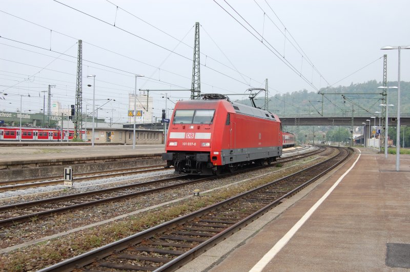 Eine elegante Einzelfahrerin! 101 037-0 fhrt am Tag der Arbeit des Jahres 2009 (1.5.2009) als Tfzf 79285 in den Bahnhof von Plochingen ein. Nach einem kurzem Stopp am roten Signal geht es weiter in Richtung Ulm.