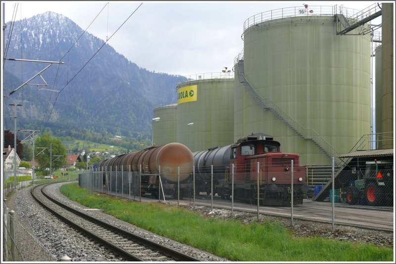 Eine Em 3/3 bringt neue Wagen ins Tanklager bei Landquart Ried, im Vordergrund das Streckengeleise der RhB nach Igis. (30.04.2009)