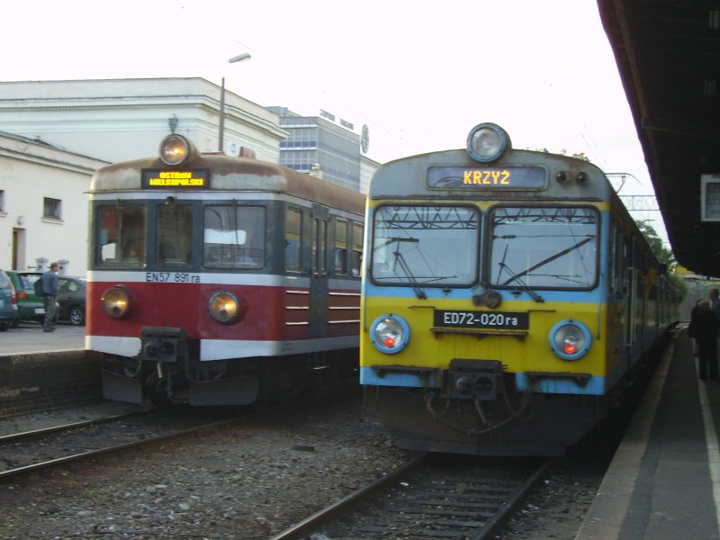 Eine EN57 steht neben einer ED72 im Bahnhof Poznan. (August 2008)