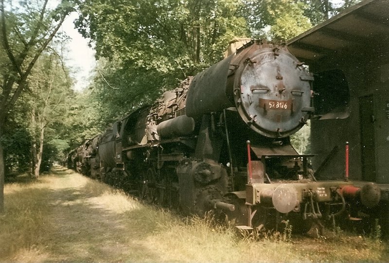 Eine endlose Reihe abgestellter 52er Dampfloks standen im August 1998 in Jterbog Altes Lager.