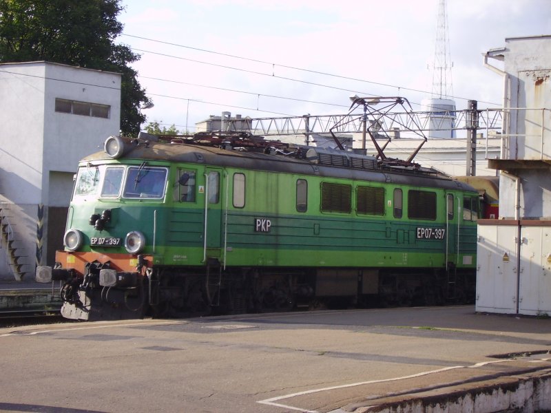 Eine EP07 mit Personenzug im Hauptbahnhof Poznan im August 2008.