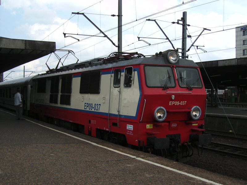 Eine EP09 im Bahnhof Katowice, kommt aus Wien fhrt richtung Warschau