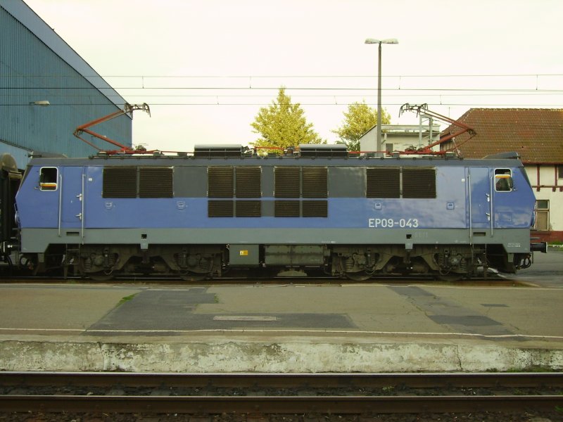 Eine EP09 mit Berlin-Warszawa Express Lackierung im Bahnhof Poznan im August 2008.