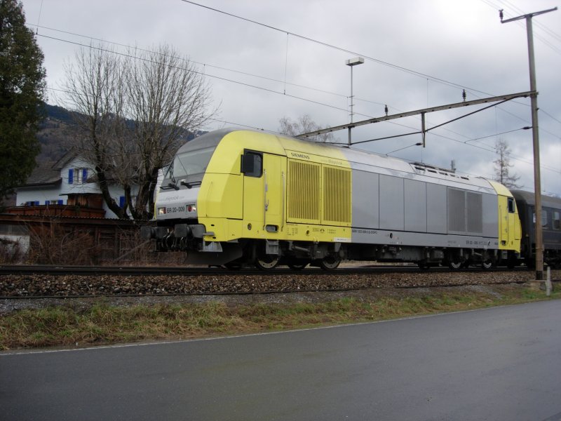 Eine ER 20 von Dispolok zieht einen Sonderzug von Heersbruck nach Chur. Hier in Sevelen am 01.03.08