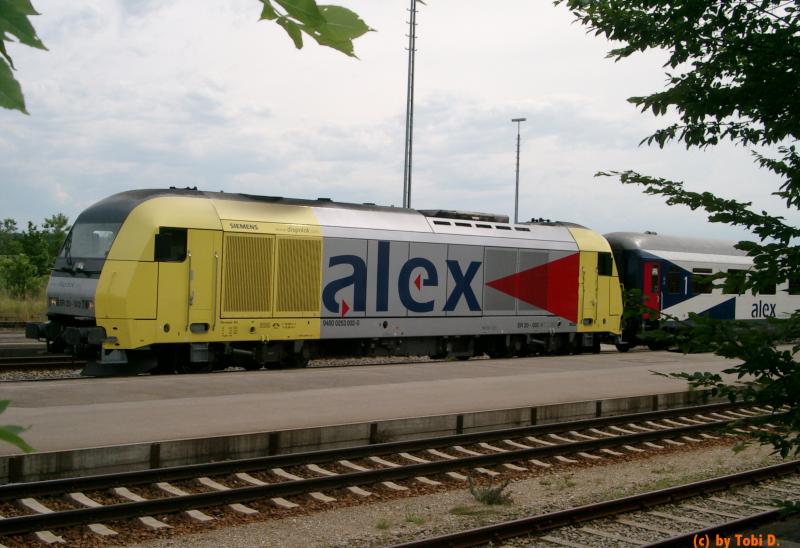 Eine ER 20 hat den Alex von  Oberstdorf  nach  Mnchen HBF  am Hacken. Abgelichtet beim Halt in  Kaufering .