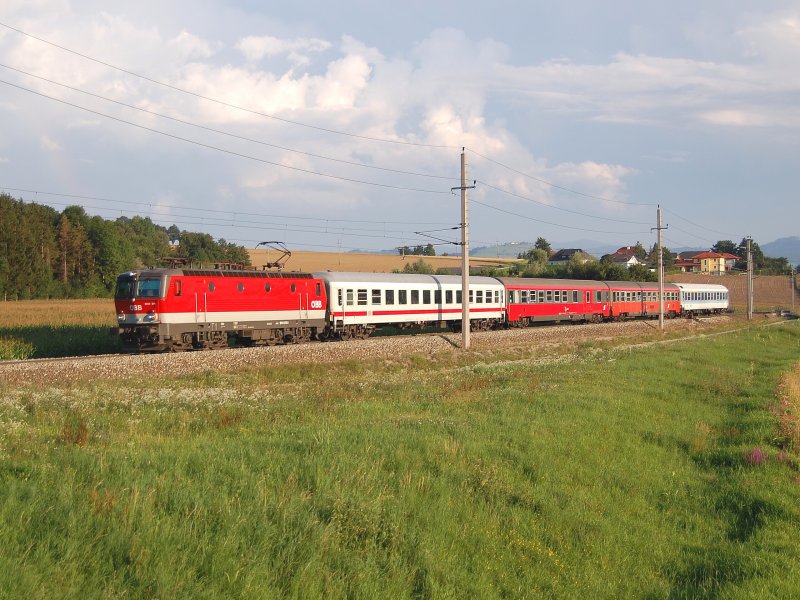 Eine Ersatzgarnitur war am 07.08.2008 statt einem
4010 Triebzug als IC 600 unterwegs.Das Bild zeigt den
Zug der mit der 1044 015 bespannt war bei der Durchfahrt
in Wartberg/Kr.