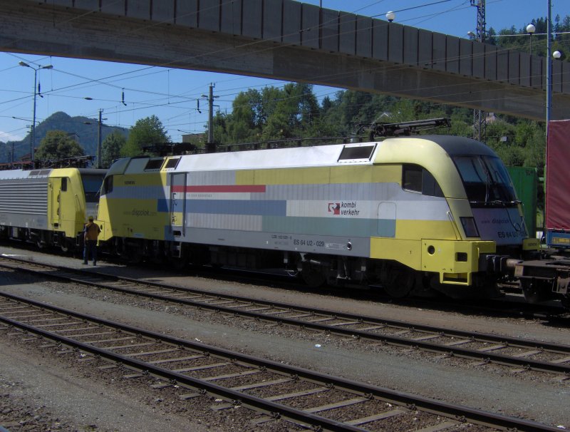 Eine Es 64 oder Taurus von Dispolok kam gerade mit einer E 189 auch von Dispolok und einer BR 139 von Lokomotion in Dreifachtraktion mit dem  WINNER-EXPRESS  von Mnchen nach Verona, hier in Kufstein am 26.07.07