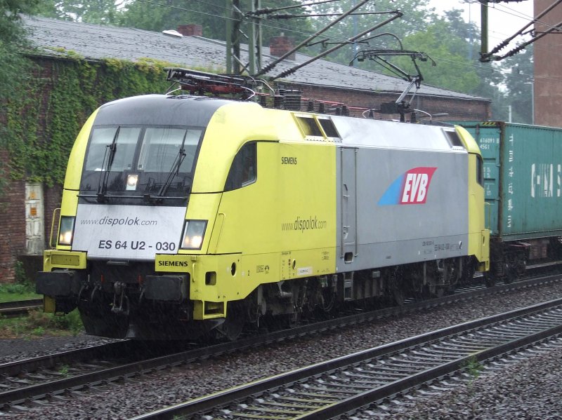 Eine ES 64 U2-030 Taurus der EVB durchfhrt Hamburg-Harburg mit einem Containerzug am 06.08.2008.