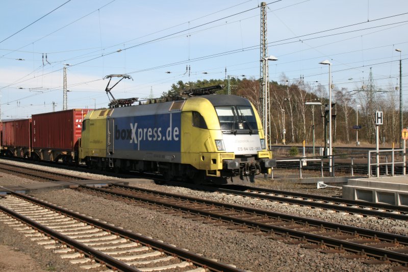 Eine ES 64 U2-065 bei der Durchfarht des Bahnhofes Eichenberg.